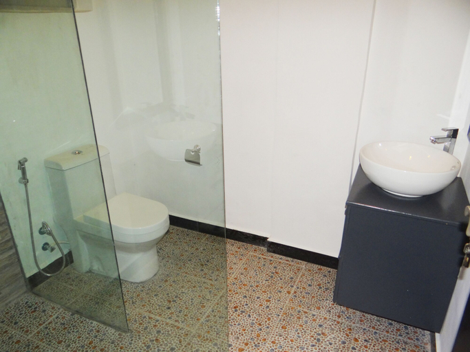 Bathroom 4, Econo Lodge, Ilala