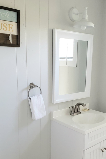 Bathroom 3, Coastal Inn, Benzie