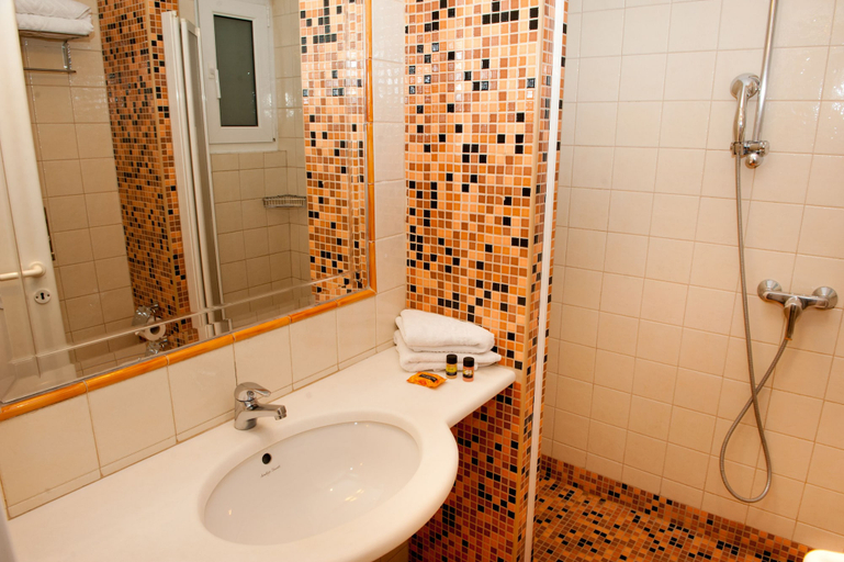 Bathroom 5, London Hotel, Attica