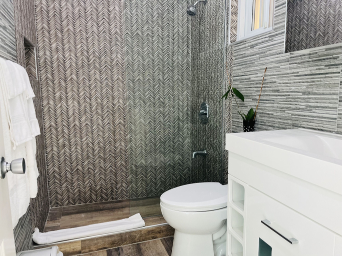 Bathroom 3, Luxury Apartments and Rooms, The Lagoons