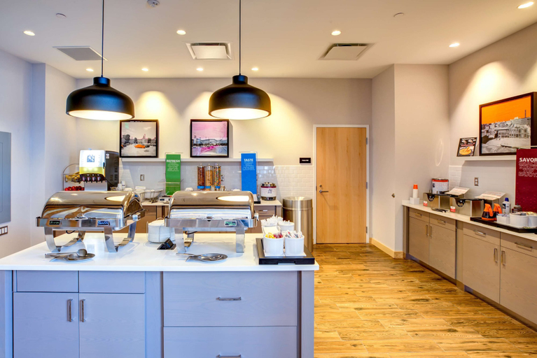 Food & Drinks 5, Hampton Inn & Suites Boston/Waltham, Middlesex