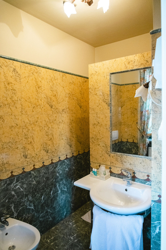 Bathroom 4, Hotel Le Lanterne, Cuneo