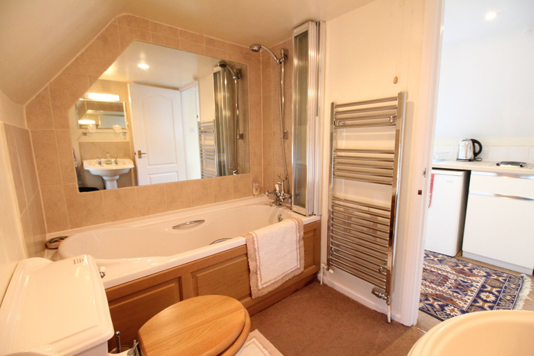 Bathroom 3, Manton Lodge Farm, Rutland