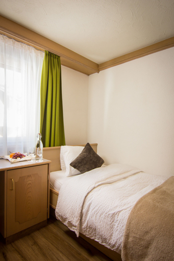 Bedroom 3, Hotel Bristol, Visp