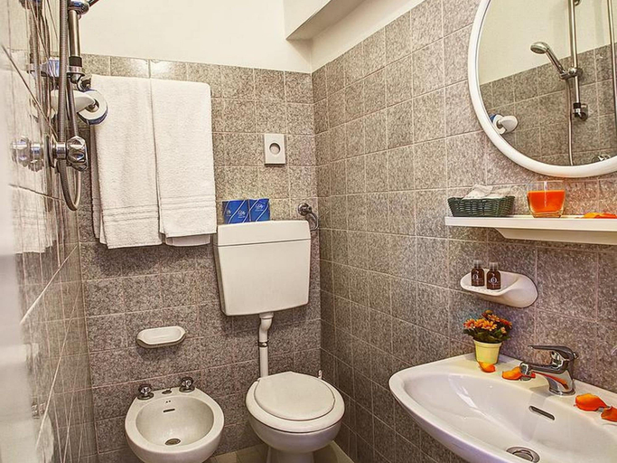 Bathroom 3, Hotel Villa Iris, Rimini