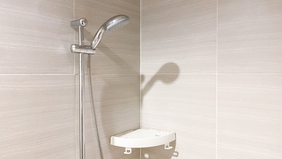 Bathroom 5, West Vista Apartment Studio with Bunk Bed for 5 Pax By Travelio, Jakarta Barat