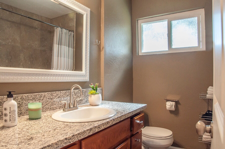 Bedroom 3, Longer Stay for Travelers Blocks from Hospital and Downtown Security Gates, Tulare