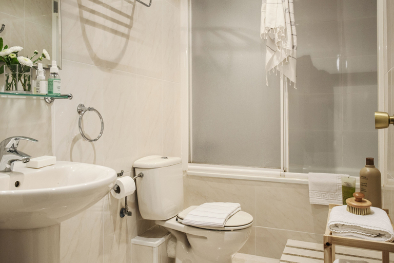 Bathroom 4, Ainb B&B Eixample Muntaner, Barcelona