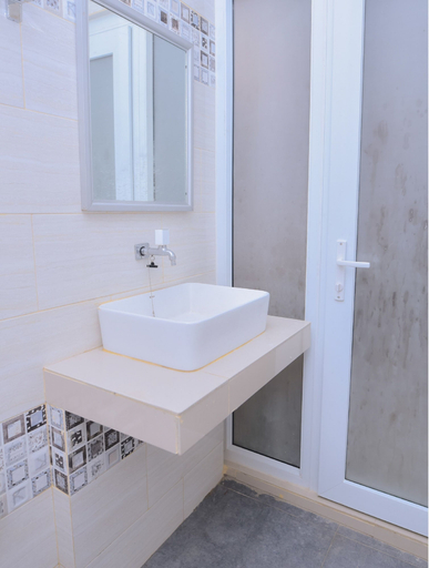 Bathroom 4, Capital O 2018 Ring Road Guest House Syariah, Banda Aceh