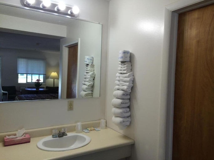 Bathroom, Portlodge Motel, Oswego