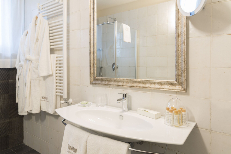 Bathroom 3, Castello Bonaria Wine & Spa Resort, Livorno