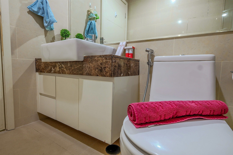 Bathroom 4, 1 Bedroom Apartment Casa Grande Residence by Travelio, South Jakarta