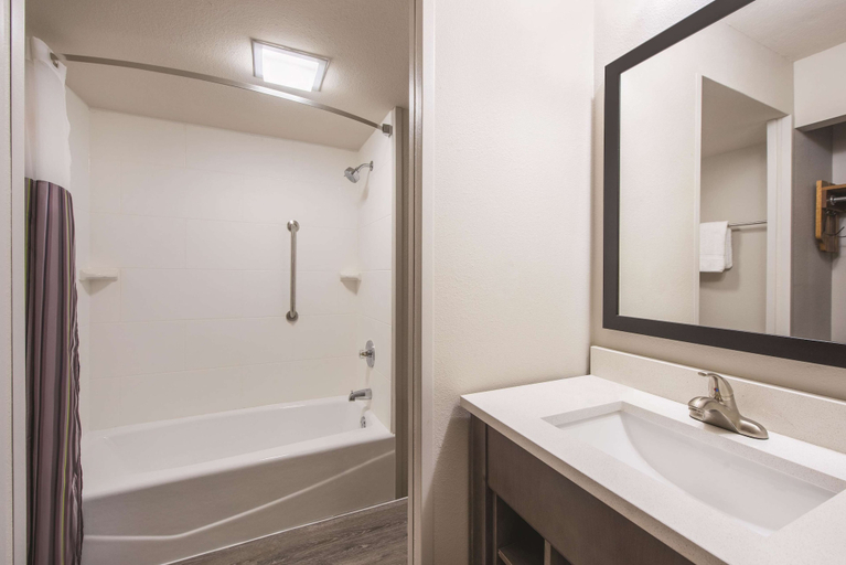 Bathroom 4, La Quinta Inn & Suites by Wyndham Festus - St. Louis South, Jefferson