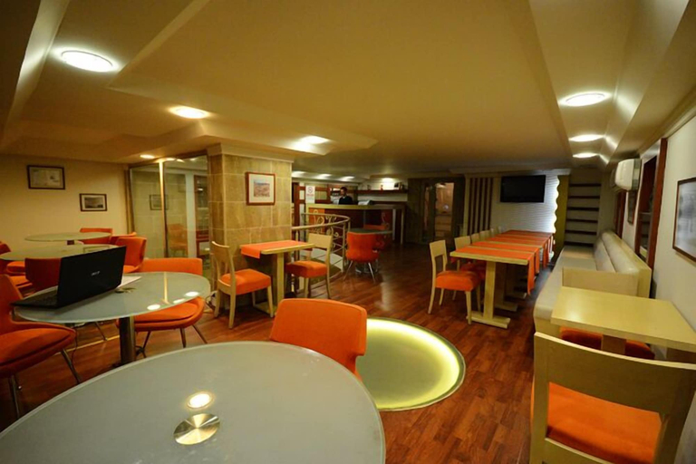 Food & Drinks 5, Anzac Hotel, Merkez
