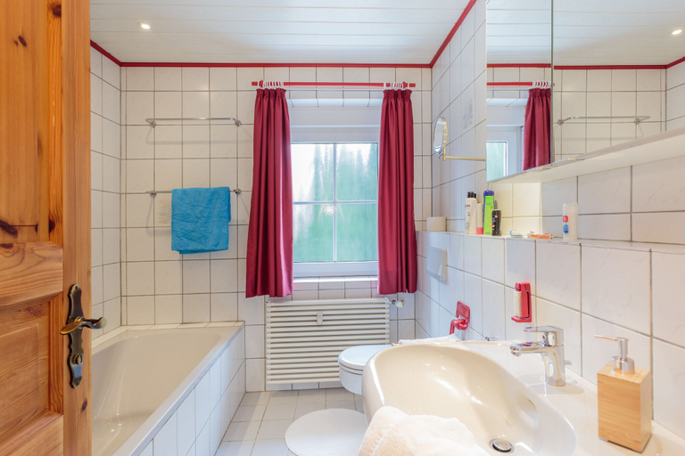 Bathroom 3, Triumph in der Heide, Heidekreis