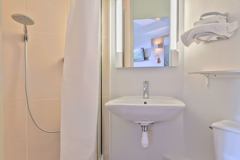 Bathroom 4, B&B HOTEL Montpellier (1), Hérault
