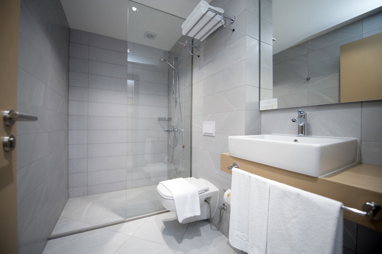 Bathroom 3, City Inn, Priština