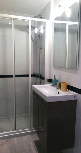 Bathroom 4, Meyerbeer Beach, Alpes-Maritimes
