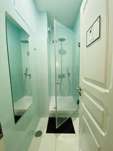Bathroom 5, Green Heart Hostel, Lisbon