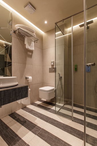 Bathroom 5, Hotel Opera, Navodari
