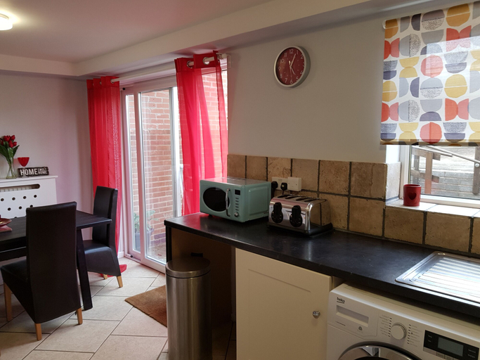 Others 5, Penllech House - Huku Kwetu, Nottingham