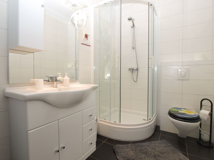 Bathroom 3, Apartment 1819, Medulin