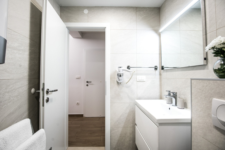 Bathroom 4, Dubrovnik Spectrum Rooms, Dubrovnik