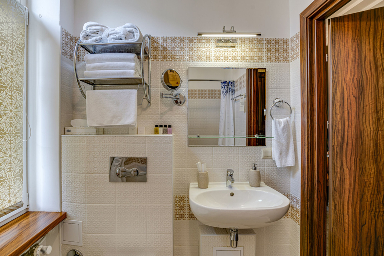 Bathroom 4, Sadovnicheskaya City Center, Western