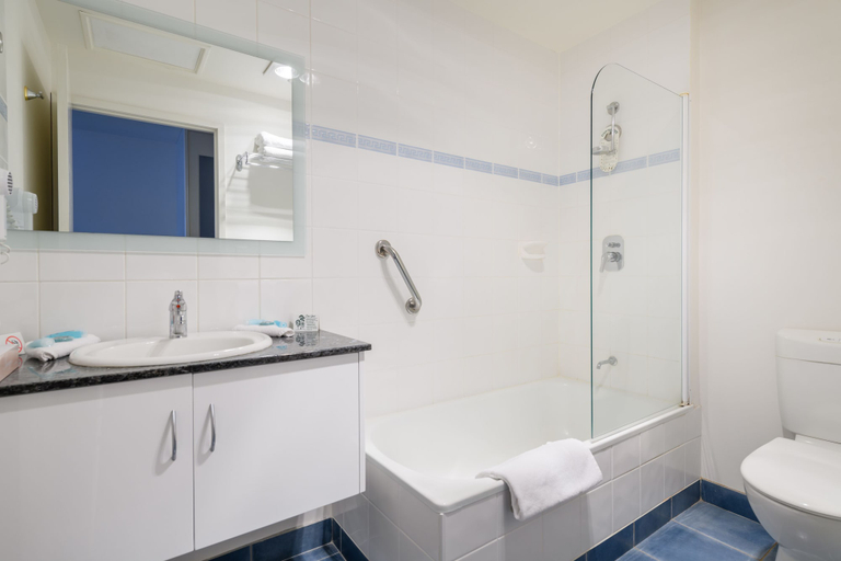 Bathroom 5, Mayfair Plaza Motel, Hobart