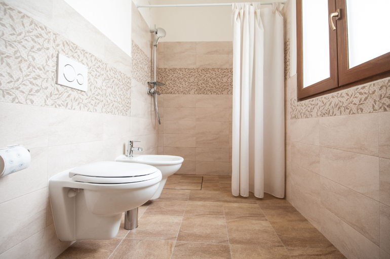 Bathroom 5, Lady Verona, Verona