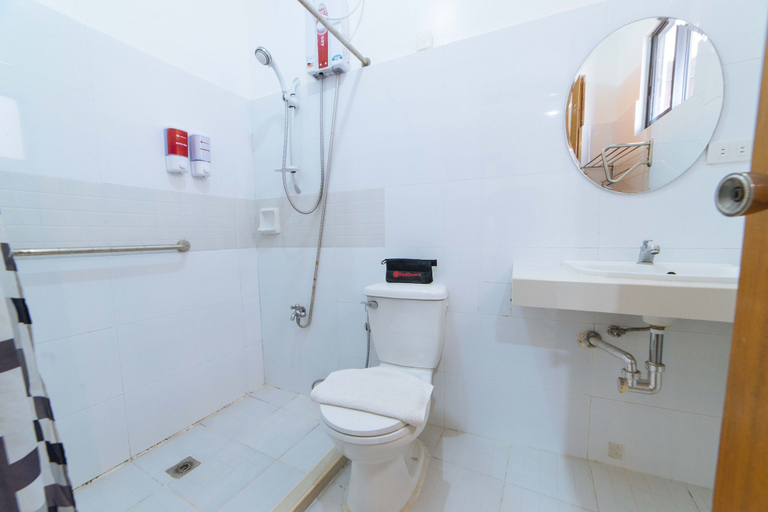 Bathroom 4, RedDoorz Plus @ San Roque Roxas City, Roxas City
