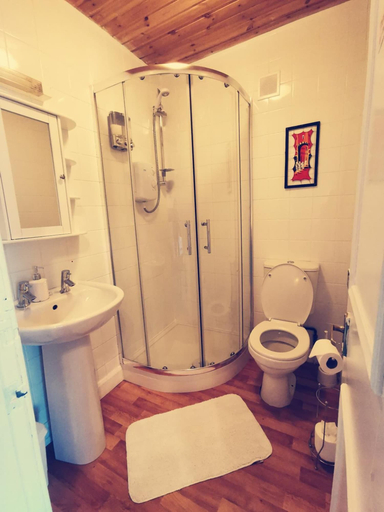Bathroom 4, Victoria Hotel, Perthshire and Kinross