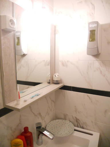 Bathroom 5, Hotel Pacific, Paris