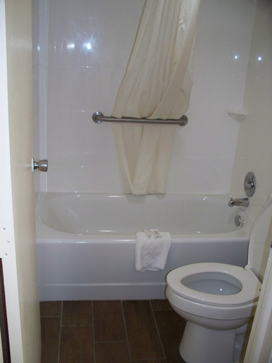 Bathroom 4, Bluegrass Inn, Franklin