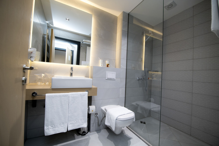Bathroom 3, City Inn, Priština