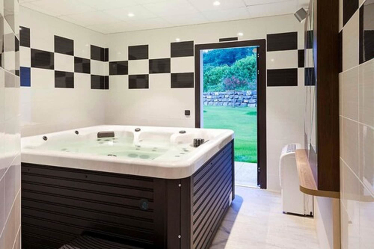 Bathroom 4, Brit Hotel Figeac, Lot