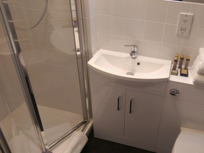 Bathroom 3, Lochinver Guest House, South Ayrshire