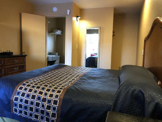 Bedroom 2, Capri Motel, Alameda