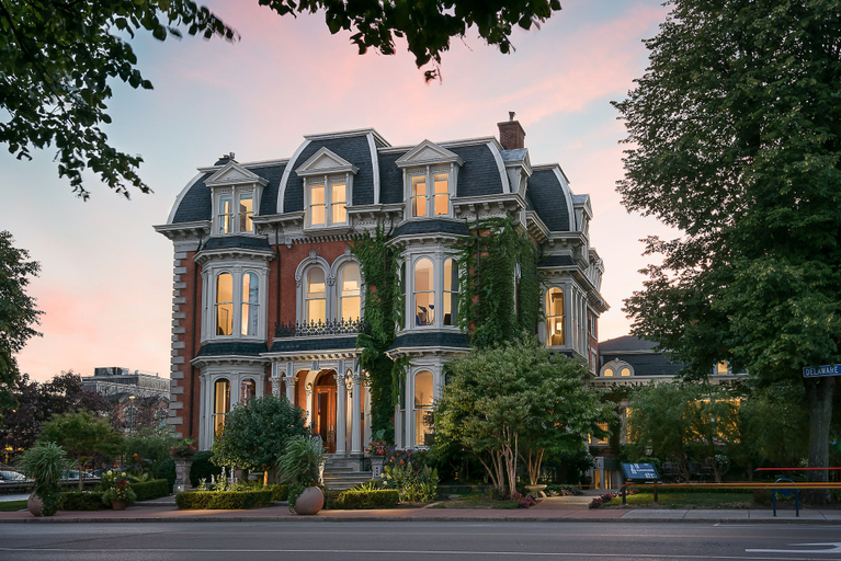 Exterior & Views