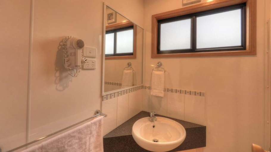 Bathroom 3, Yea Riverside Caravan Park, Murrindindi - West
