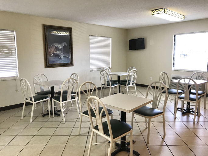 Food & Drinks 5, Super 8 by Wyndham Ashburn, Turner