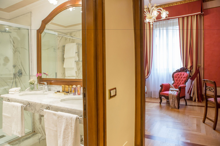Bathroom 4, Due Torri Hotel, Verona