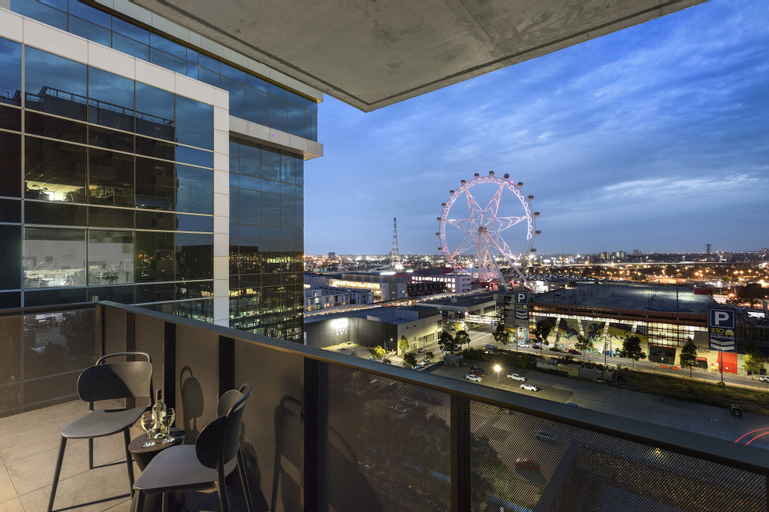 Exterior & Views 10