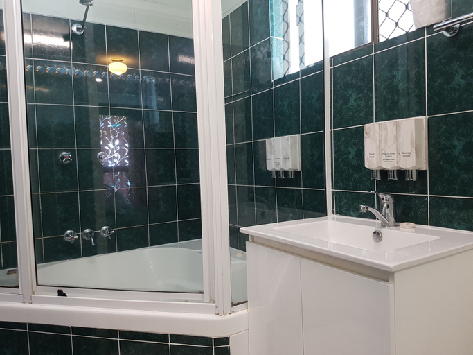 Bathroom 4, Y Motels Rockhampton, Rockhampton