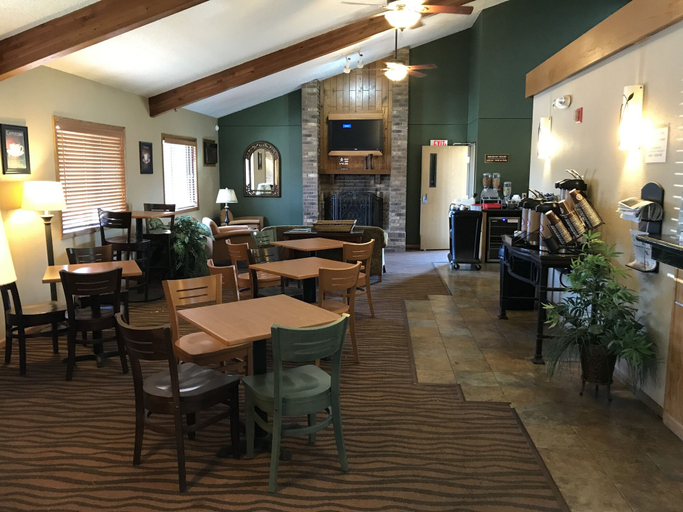 Food & Drinks 5, AmericInn by Wyndham West Bend, Washington
