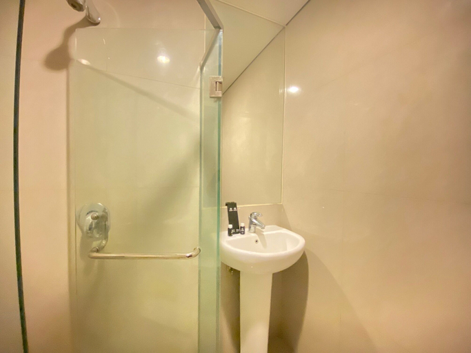Bathroom 3, Deluxe & Well Appointed 2BR at El Royale Apartment, Bandung