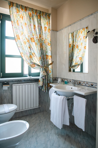 Bathroom 3, Hotel Le Lanterne, Cuneo