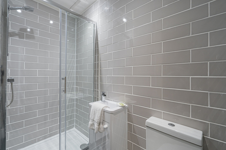 Bathroom 4, Spacious 3BR New Town Apartment, Edinburgh