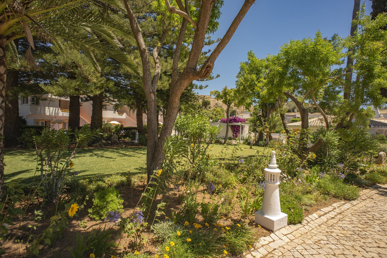 Others 5, Apartment With Garden View in Luz, Lagos