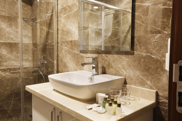 Bathroom 5, The White Orient Hotel, Beyoğlu